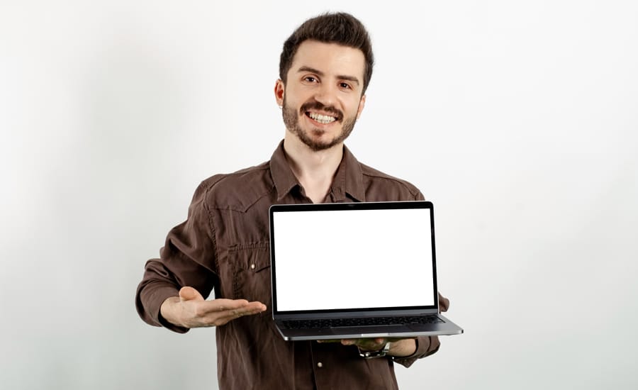 Hombre con laptop generando factura electrónica