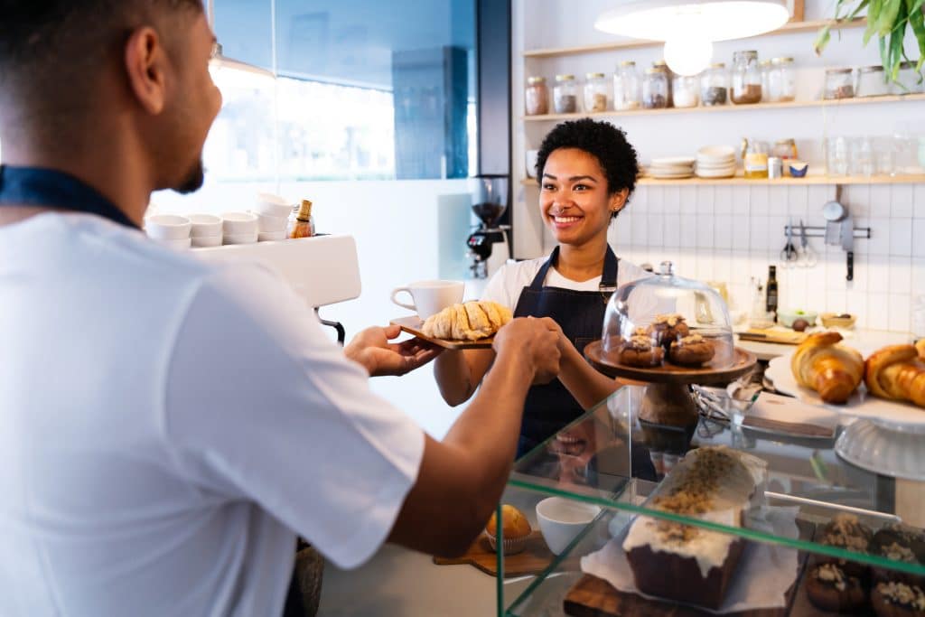 Trabajadores de cafetería felices con el uso de la Caja registradora Inteligente en su negocio